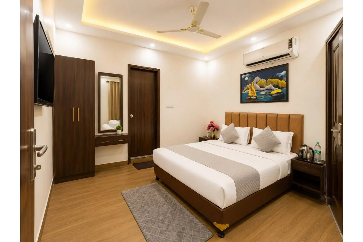 Roomshala Hotel Mannat - Near Naraina Vihar Metro Station